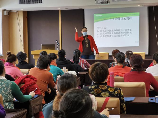 4在老人陪护培班上，徐冬老师指导学员们进行实际操作急救知识