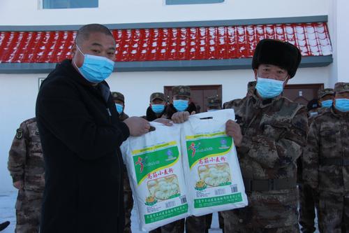 新泰塑业有限公司慰问186团护边员 2021年1月25日,陈振旺摄 新泰塑业有限公司慰问186团护边员 2021年1月25日,陈振旺摄