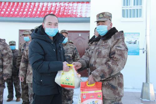 大罗素马铃薯制品有限公司慰问186团护边员 2021年1月25日,陈振旺摄 大罗素马铃薯制品有限公司慰问186团护边员 2021年1月25日,陈振旺摄