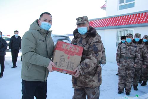 新粮丰庆收储有限公司慰问186团护边员 2021年1月25日,陈振旺摄 新粮丰庆收储有限公司慰问186团护边员 2021年1月25日,陈振旺摄