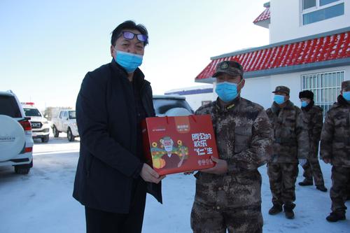 新疆海川三新食品有限公司慰问186团护边员  2021年1月25日，陈振旺摄