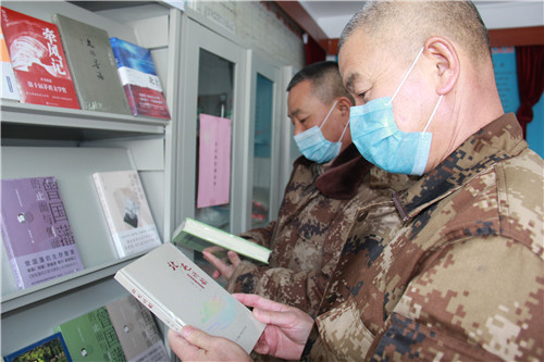 护边员在挑选自己喜爱的书籍  黄兰拍摄.JPG