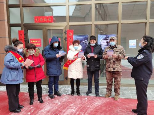 近日，一八五团司法所在该团文化广场、市场开展了以“学习雷锋精神、弘扬法治文化”为主题的法治宣传活动，图为活动现场。 (1)