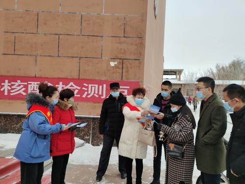 近日，一八五团司法所在该团文化广场、市场开展了以“学习雷锋精神、弘扬法治文化”为主题的法治宣传活动，图为活动现场。(1)