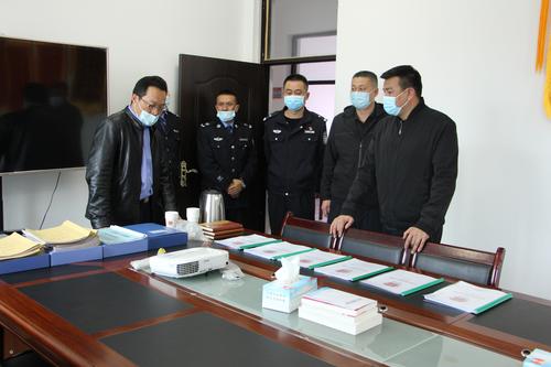 韩景峰检查指导“政法队伍整顿台账”