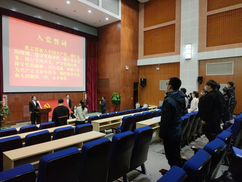 图为全体党员入党宣誓