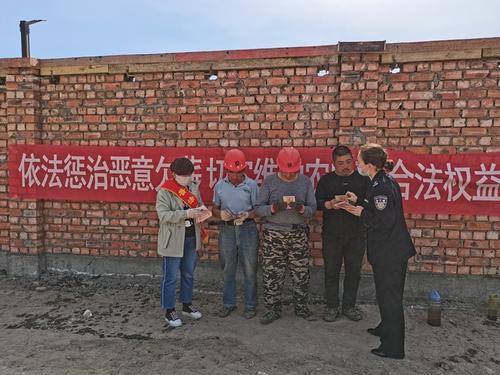 现场解答群众咨询