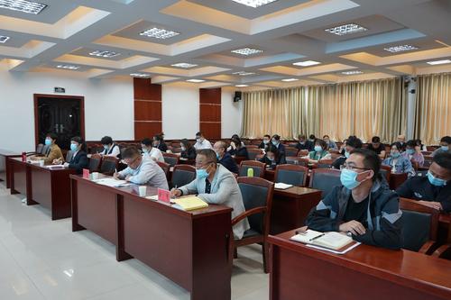 人社系统领导认真听课记笔记