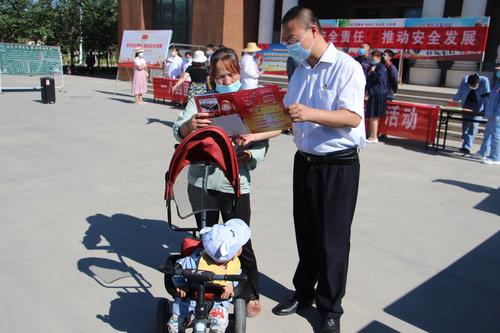 普法志愿者对职工居民讲解