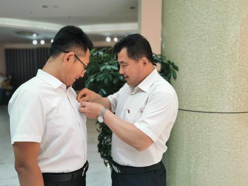 图片机关工委书记为新党员代表佩戴党徽