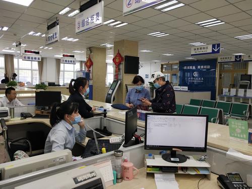 开展“电话传真情 温暖老人心”活动