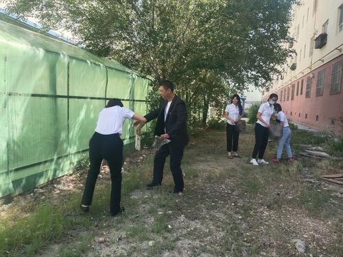 清理住宅楼后院高空抛物