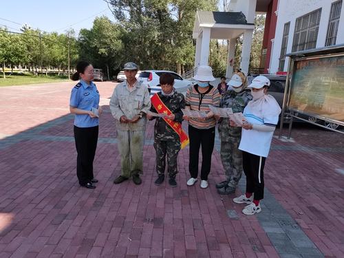 185司法所在调解纠纷时，有针对性为群众提供相关法律方面的意见，宣传法律知识，引导他们正当反映利益诉求，依法解决矛盾纠纷，从源头上减少矛盾纠纷的发生。q90g