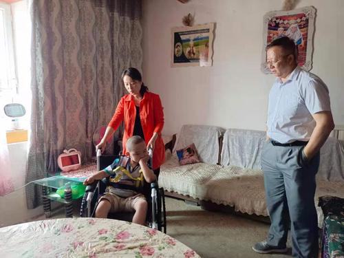 师市残联为残疾儿童送上轮椅
