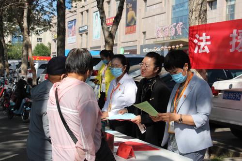 发放宣传资料