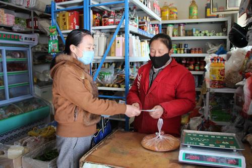 图为:工作人员发放法律援助宣传资料 图为:工作人员发放法律援助宣传资料