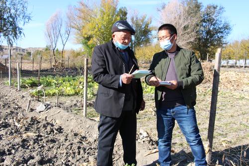 图为:工作人员向老年人发放宣传资料 图为:工作人员向老年人发放宣传资料