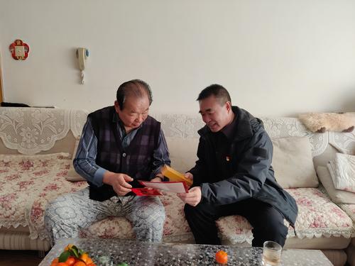师市司法局党组书记、局长慰问退休老干部