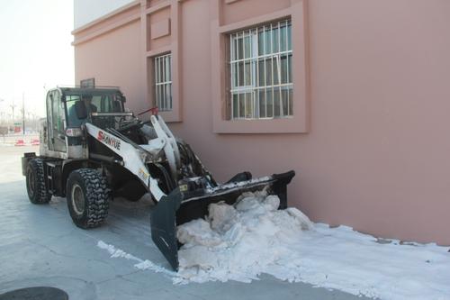 铲车清理小区卫生死角积雪