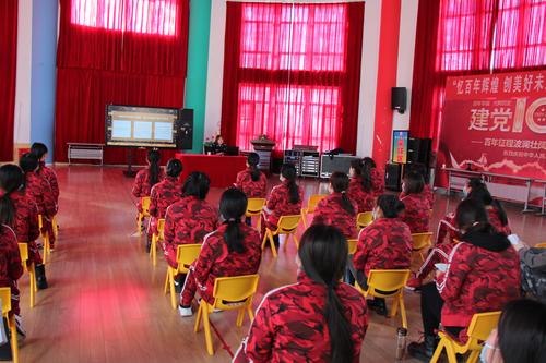 图为：司法干警为幼儿园教职工宣讲妇女维权法治知识