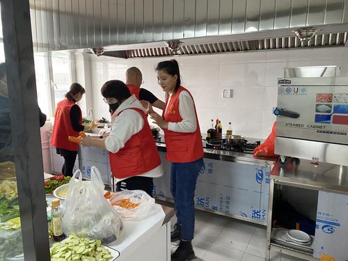 3月5日学雷锋日，志愿者为老人包饺子