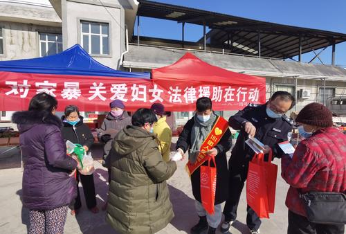 一八一团司法所干警、普法宣传员在向辖区女性普及妇女权益保障法律知识