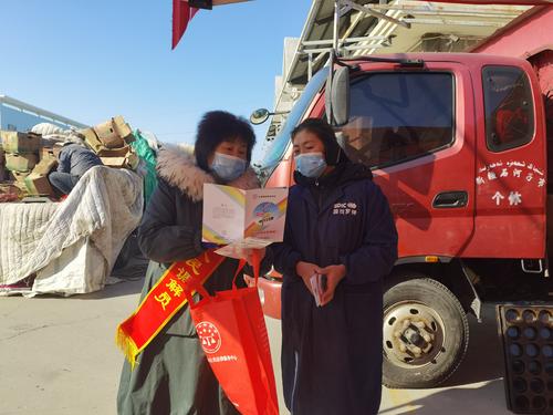 一八一团人民调解员在向辖区女性普及妇女权益保障法律知识