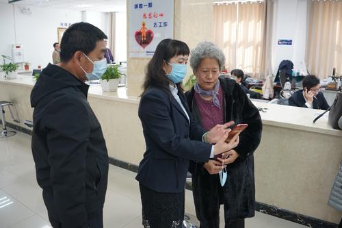 引导办事群众进行自主认证 引导办事群众进行自主认证