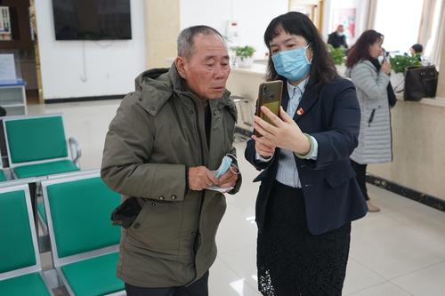 引导办事群众进行自主认证2 引导办事群众进行自主认证2