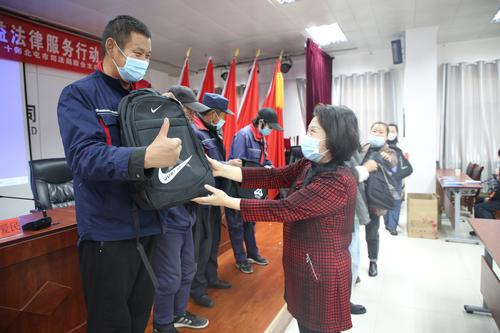 为劳动者发放爱心大礼包 为劳动者发放爱心大礼包