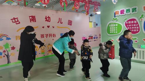 教师带领幼儿有序撤离 教师带领幼儿有序撤离