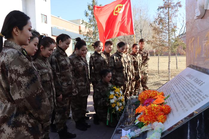 4月1日，第十师秦剧团“红石榴”文艺轻骑兵来到181团“五烈士”纪念碑前缅怀英烈向英雄致敬。张庆国摄