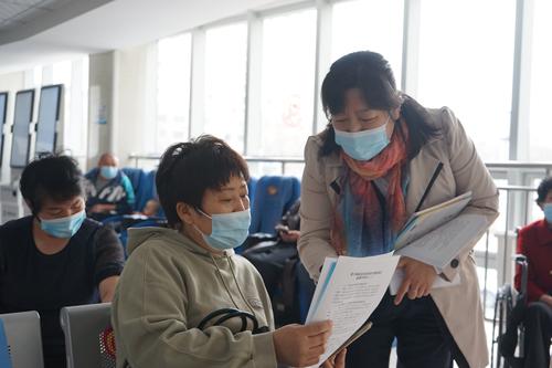 为就医人员讲解政策