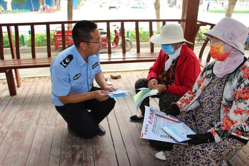 图为：工作人员向职工群众讲解防电信诈骗知识