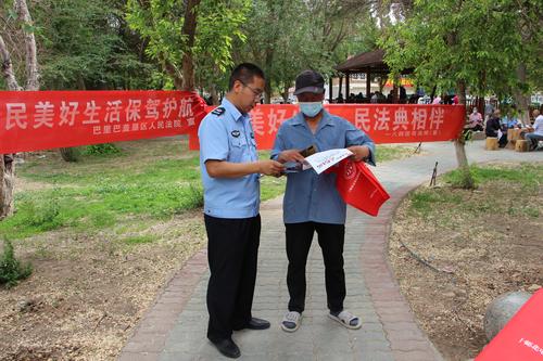 图为：工作人员向职工群众发放宣传资料