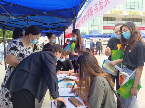 第十师北屯市档案馆招聘会现场