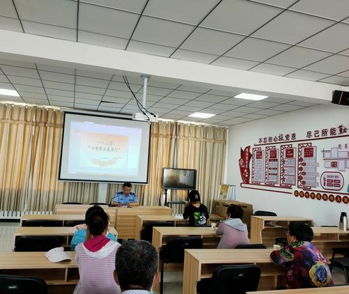 图为司法所干警向职工群众讲读案例 图为司法所干警向职工群众讲读案例