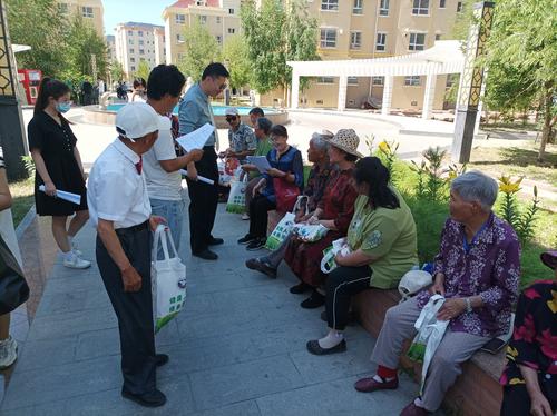 图为:普法志愿者在小区居民聚集处宣传《公民举报危害国家安全行为奖励办法 图为:普法志愿者在小区居民聚集处宣传《公民举报危害国家安全行为奖励办法