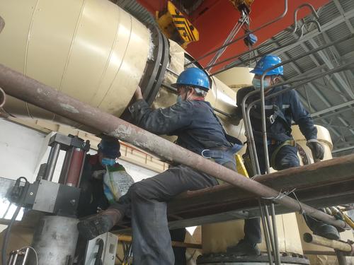 图四:“保供消缺”—屯富热电检修分场人员对1号机组汽轮机进行背压改造(朱振疆摄) 图四:“保供消缺”—屯富热电检修分场人员对1号机组汽轮机进行背压改造(朱振疆摄)