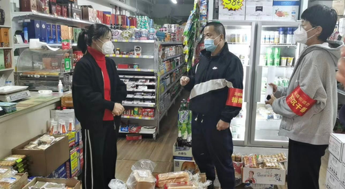 巡视小区内商店疫情防控情况