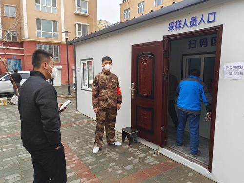 巡察干部蒋腾在迅豪小区维持核酸检测秩序