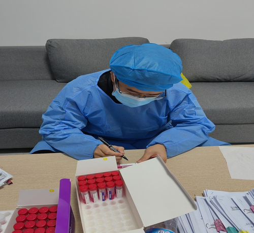 巡察干部彭波在隔离点做核酸检测试剂登记编号