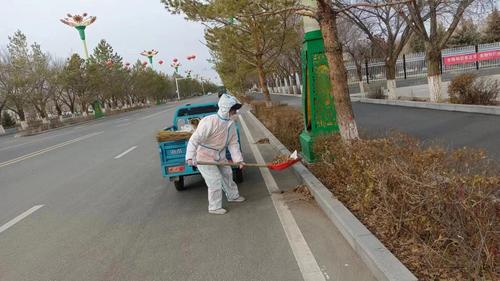 图为：环境整治清理，助力疫情防控