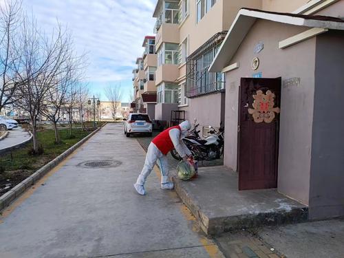 图为：变身“服务员”配送物资