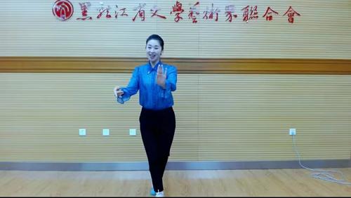杨佳迪老师正在进行京剧手眼身法步的演示