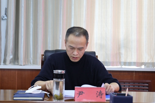 分院党组成员、副检察长尹涛领学文件