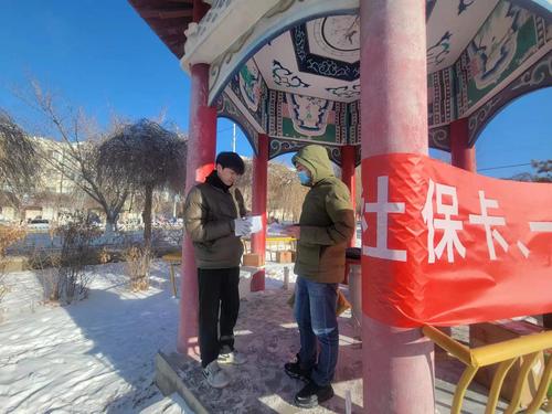 为路过的职工群众讲解使用手册