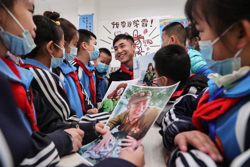第十师186团中学民警上知雷锋课活动