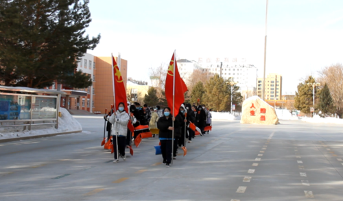 第十师北屯中学志愿服务清理冰雪活动2