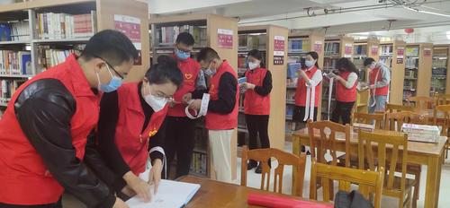 教育局机关党支部前往图书馆开展安装图书芯片志愿服务活动